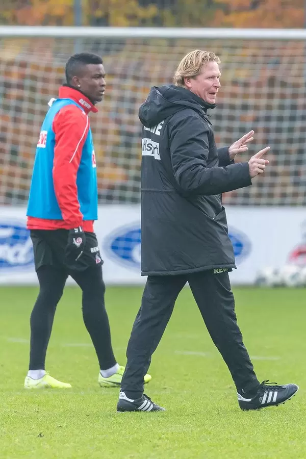 Markus Gisdol erklärt mit vollem Körpereinsatz seinen Plan neben Jhon Córdoba