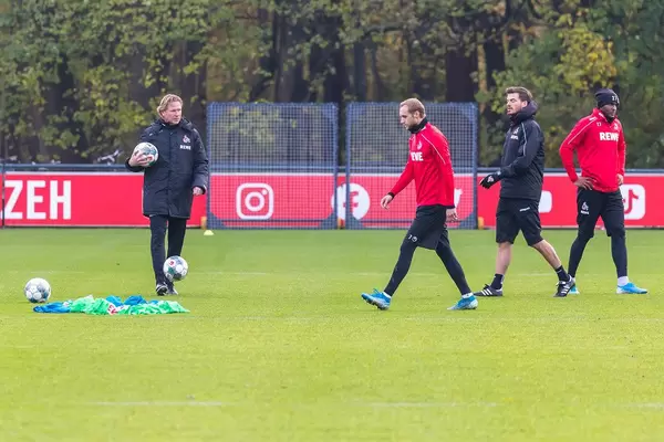 Markus Gisdol gekonnt von drei Bällen umgeben