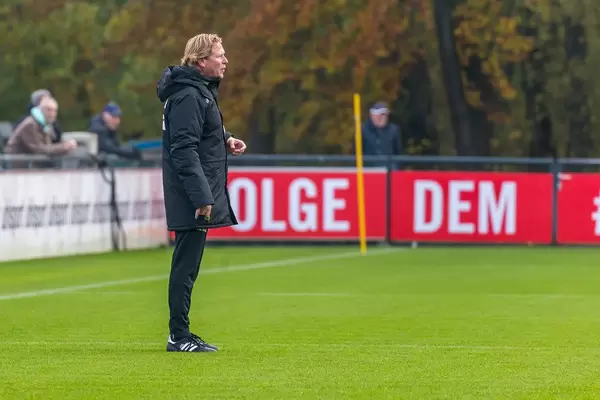 Markus Gisdol genießt die Übersicht von außen auf eine Spielform