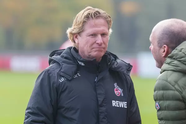Markus Gisdol im Gespräch am Spielfeldrand im Training