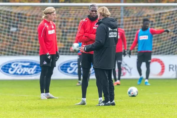 Markus Gisdol im Gespräch mit Kingsley Ehizibue und Sebastiaan Bornauw im Hintergrund