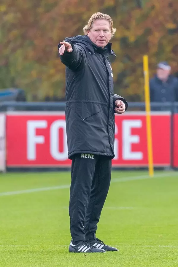 Markus Gisdol is showing the direction in training of Cologne