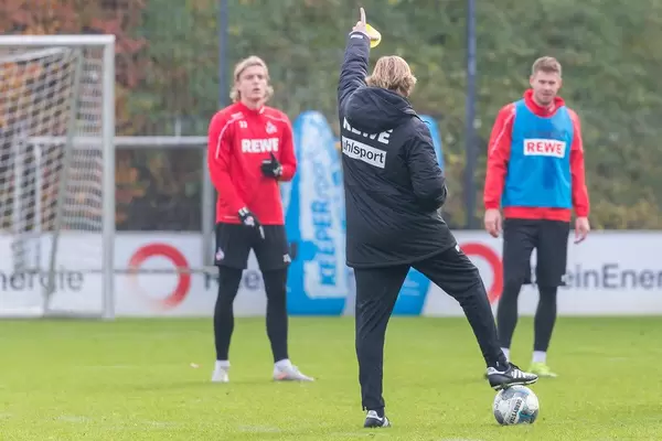 Markus Gisdol stoppt das Training und erklärt die Spieform im Bild Simon Terrode und Sebastiaan Bornauw