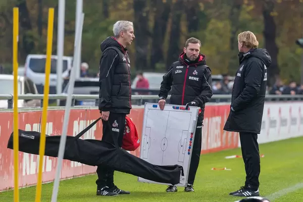 Markus Gisdol und seine Assistenten Andre Pawlak und Frank Kaspari in der Vorbereitung zur Taktikschulung