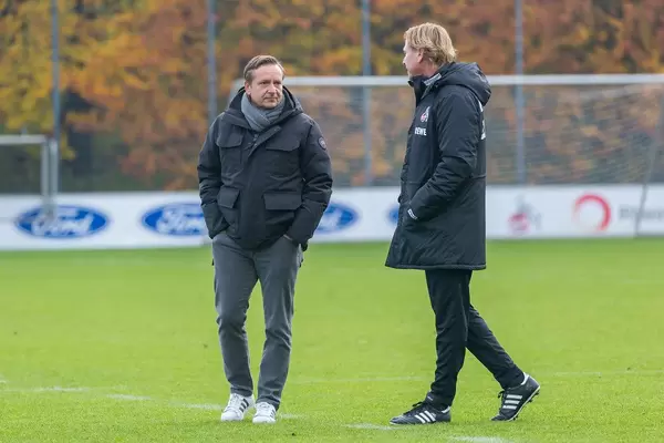 Markus Gisdol zusammen mit Horst Heldt stehen im engen Austausch auf dem Trainingsgelände