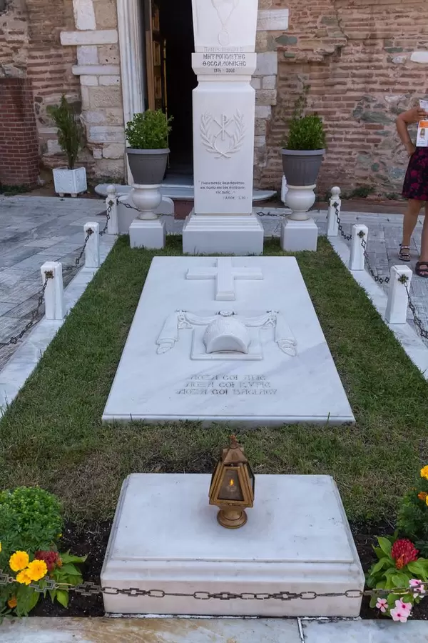 Marmorgrabmal vor der Kirche Hagios Demetrios