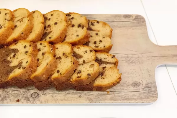 Marmorkuchen mit Schokoladenstückchen auf einem Holzbrettchen