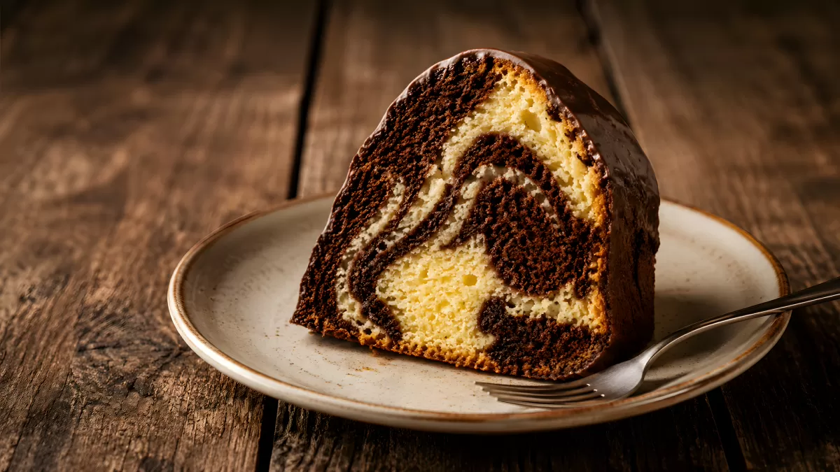 Marmorkuchen Scheibe mit Schokoladenglasur auf Holztisch