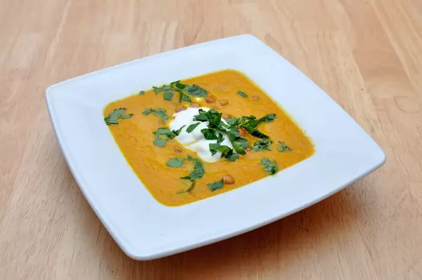 Marokkanische Karottensuppe mit gerösteten Kichererbsen