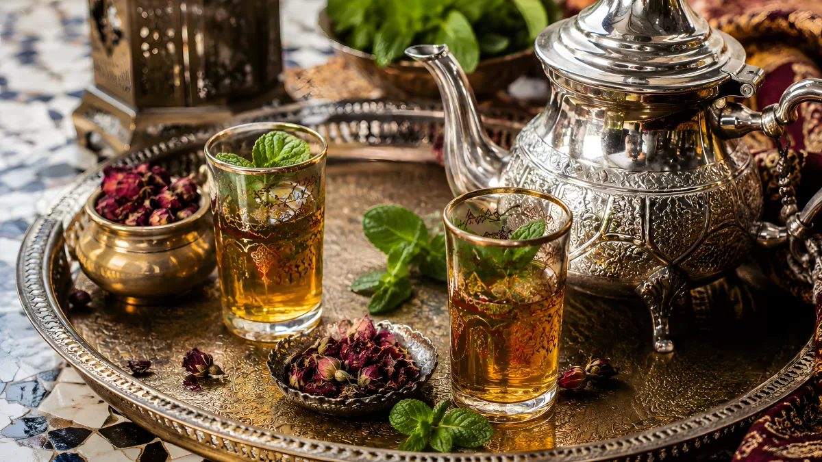 Marokkanischer Minztee auf goldenem Tablett