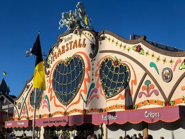 Marstall Festzeit Außenansicht Kaffeebar und Crêpesstand
