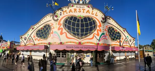 Marstall Festzelt Außenansicht vor blauem Himmel