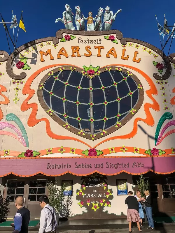 Marstall Feszelt bunte und malerische Fassade