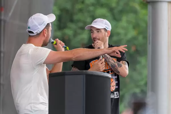 Marteria & Casper auf der Bühne während eines Konzerts