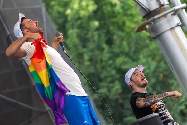 Marteria & Casper mit Fahne in Regenbogenfarben