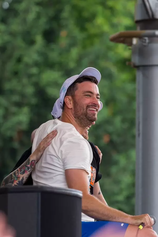 Marteria & Casper umarmt auf der Bühne