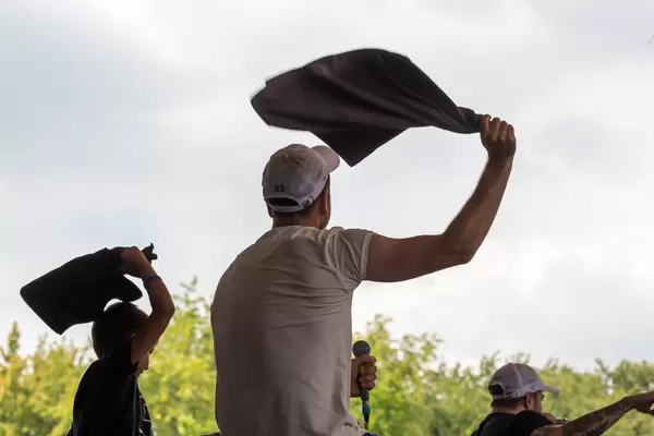 Marteria & Casper werfen Handtücher ins Publikum