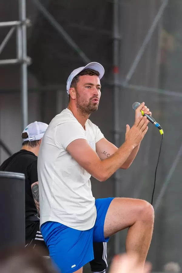 Marteria beim Rappen bei einem Konzert