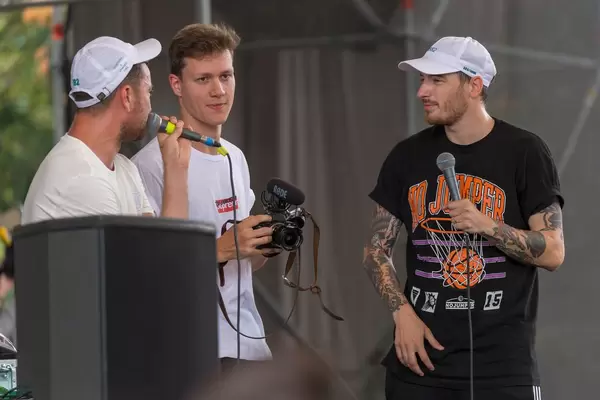 Marteria, Casper und Kameramann auf der Bühne