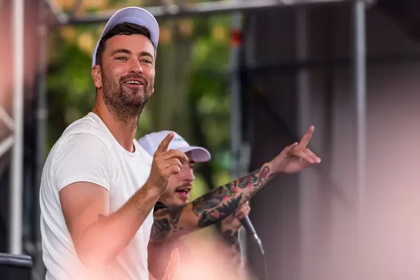 Marteria mit strahlendem Gesicht beim Konzert und Casper im Hintergrund