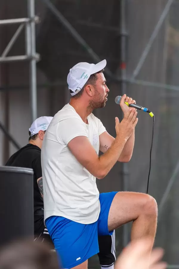 Marteria rappt bei einem Konzert in Köln