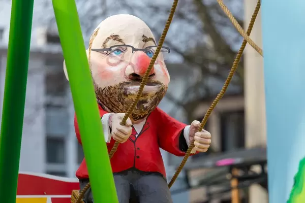 Martin Schulz beim Schaukeln - Kölner Karneval 2018