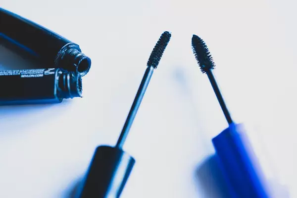 Mascara Bürsten auf weißem Hintergrund