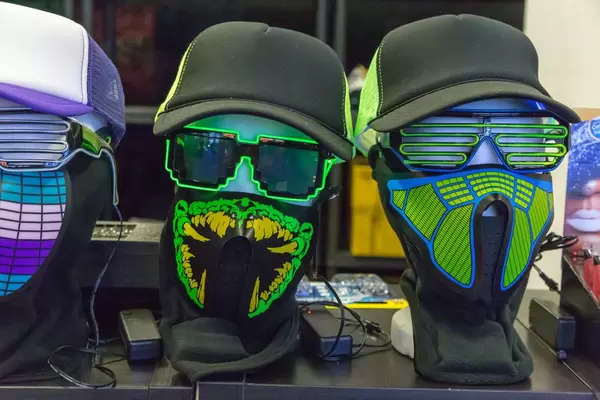 Masken, Kappen und LED Brille