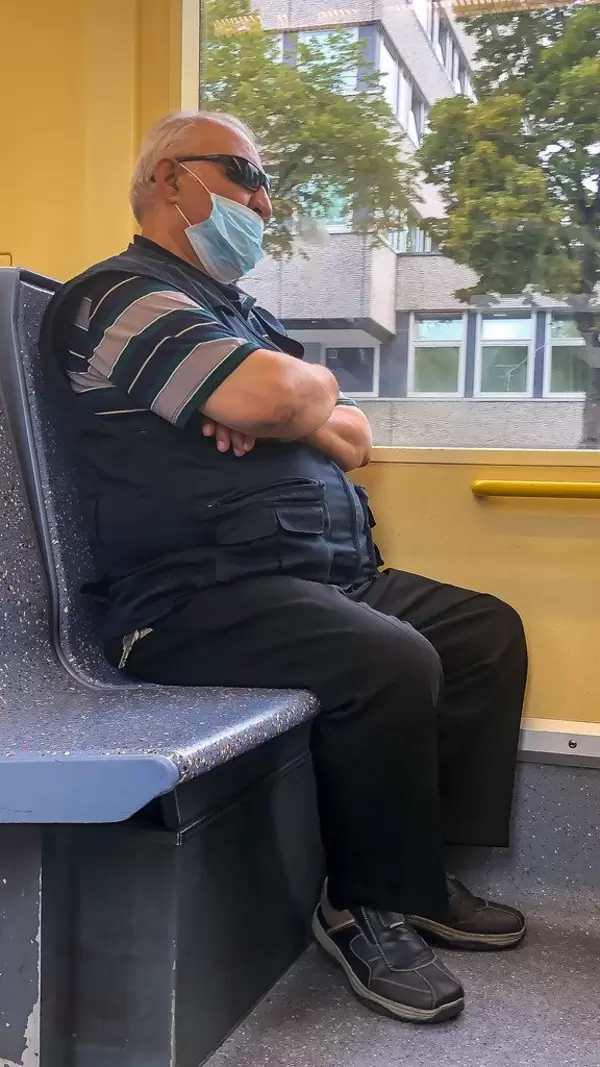 Maskenpflicht im ÖPNV: Mann trägt den Mundschutz nur bis über den Mund und lässt die Nase frei