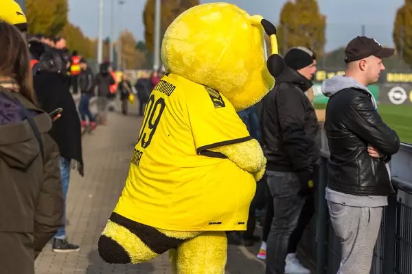Maskottchen Emma mischt sich unter die Fans des öffentlichen Trainings bei Borussia Dortmund