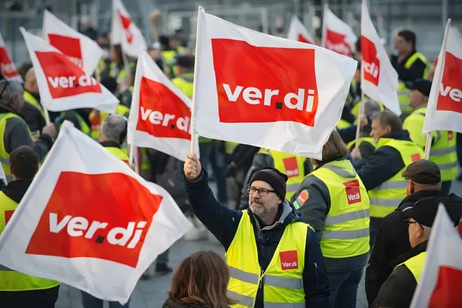 Massenprotest von Ver.di-Gewerkschaftern mit Fahnen und Warnwesten