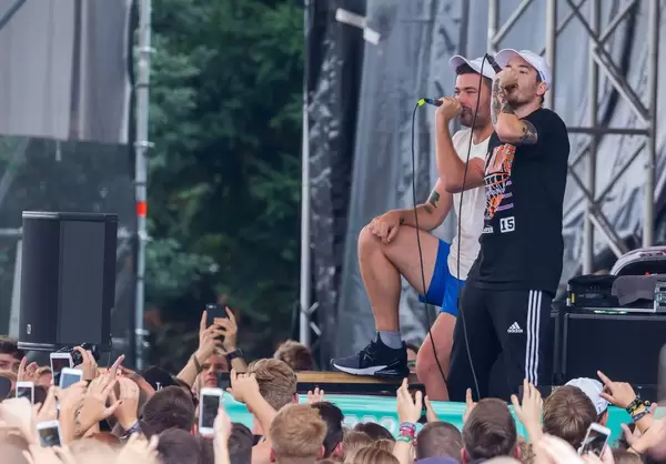 Massenweise Handyfilmer im Publikum beim Konzert von Marteria und Casper
