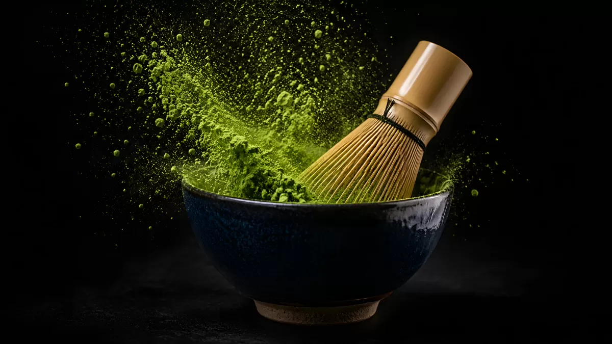 Matcha-Pulver explodiert aus blauer Keramikschale