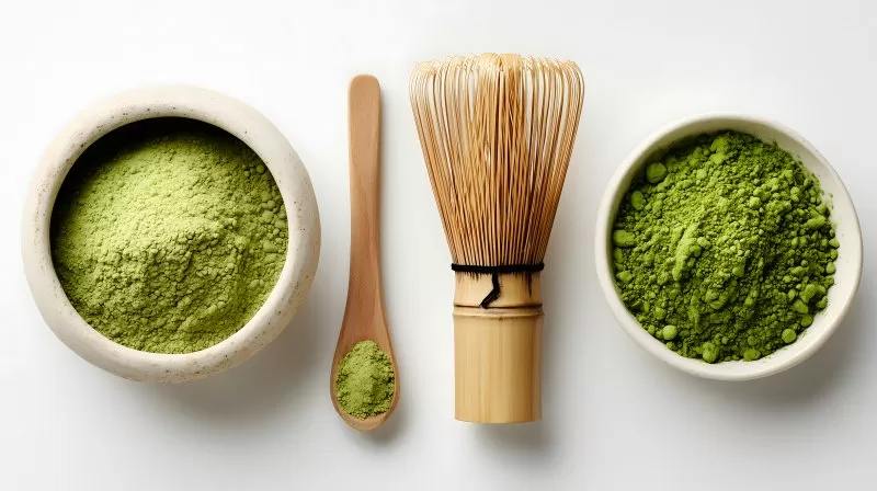 Matcha Pulver und Zubehör für traditionelle Zubereitung