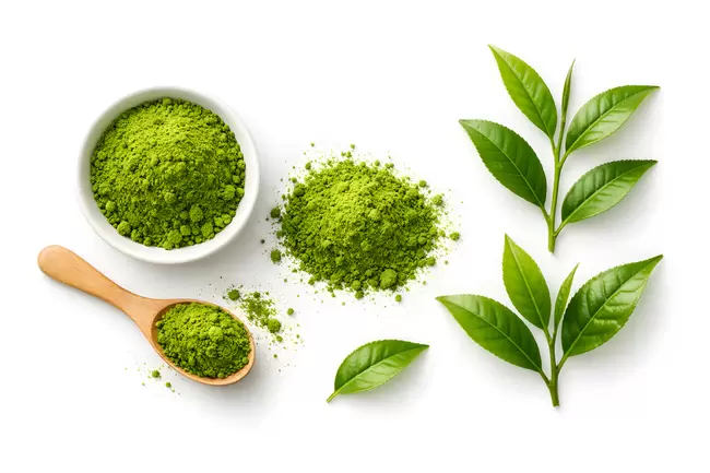 Matcha-Tee und Blätter - natürliches Superfood für Gesundheit und Wellness