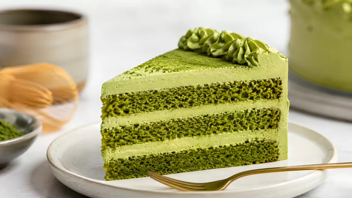 Matcha-Torte mit vier Schichten und cremiger Füllung
