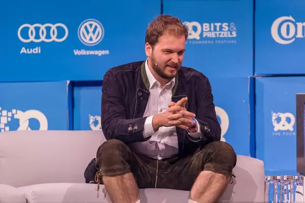 Mathias Meiner von Lilium auf der Bits&Pretzels Bühne