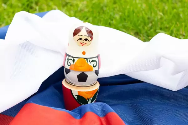 Matroschka mit einem Fußball auf russischer Flagge