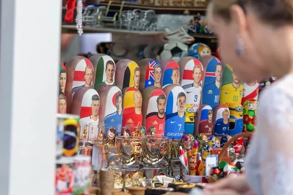 Matroschka Puppen mit Gesichtern weltbekannter Fußballspieler im Schaufenster