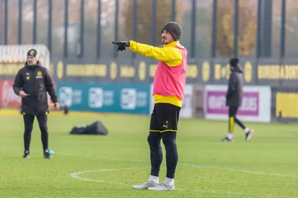 Mats Hummels dirigiert im Trainingsspiel mit den Händen