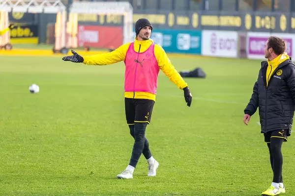 Mats Hummels diskutiert mit Mario Götze während dem Training von Borussia Dortmund
