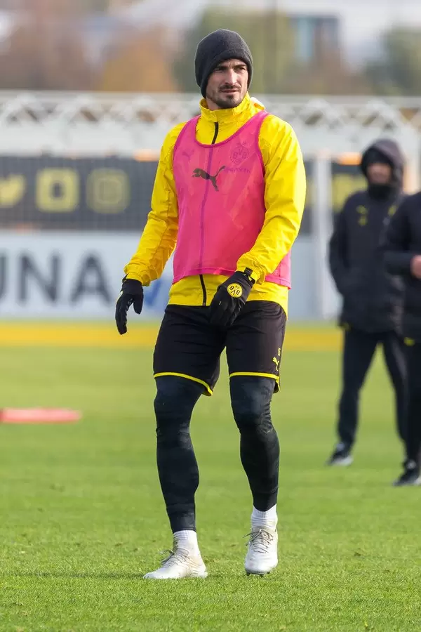 Mats Hummels mit pinkem Leibchen wartet auf das Zuspiel