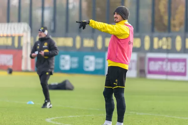 Mats Hummels trying to give tactical advice in a practice form