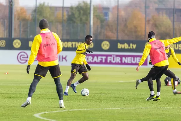Mats Hummels und Julian Weigl verteidigen im Training