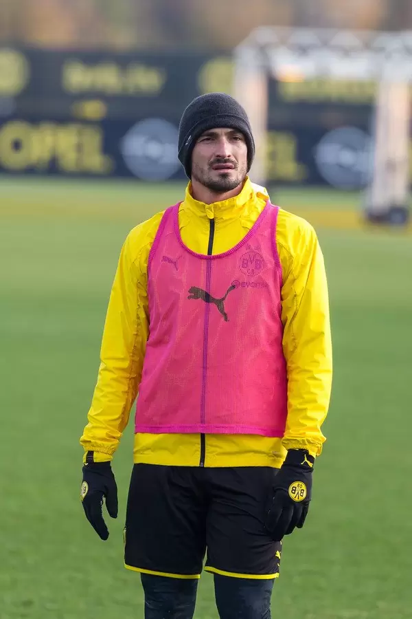 Mats Hummels von Borussia Dortmund auf dem Trainingsplatz warm eingepackt