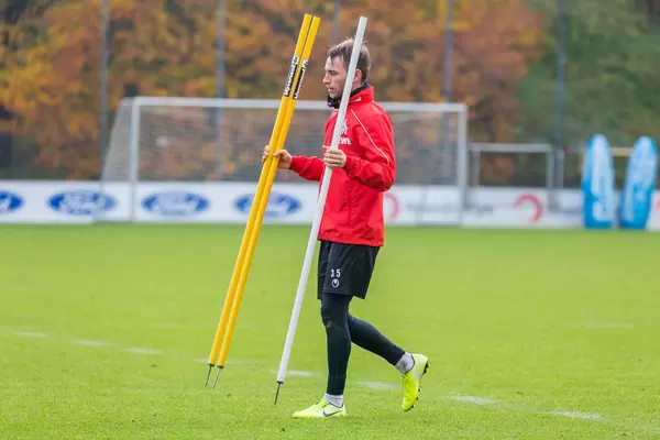 Matthias Bader hilft vorbildlich mit beim Aufräumen im Training