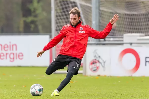 Matthias Bader in der Schussstellung beim nassen FC Training unter Markus Gisdol