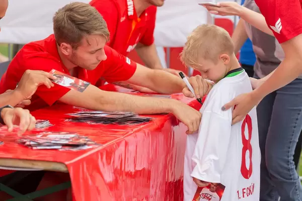Matthias Bader signiert das Trikot eines jungen Fans