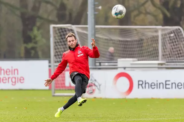 Matthias Bader trainiert seine Abschlussstärke beobachtet von Horst Heldt und Markus Gisdol