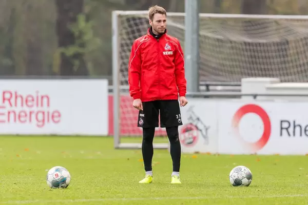 Matthias Bader zwischen zwei Bällen wartet auf sein Einsatz